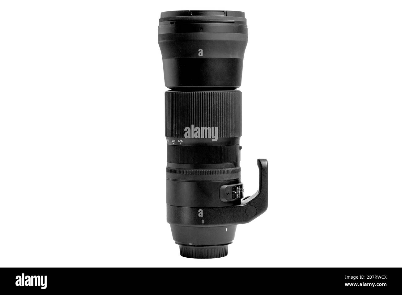 immagine di un teleobiettivo super con un copriobiettivo per la fotocamera su uno sfondo bianco Foto Stock