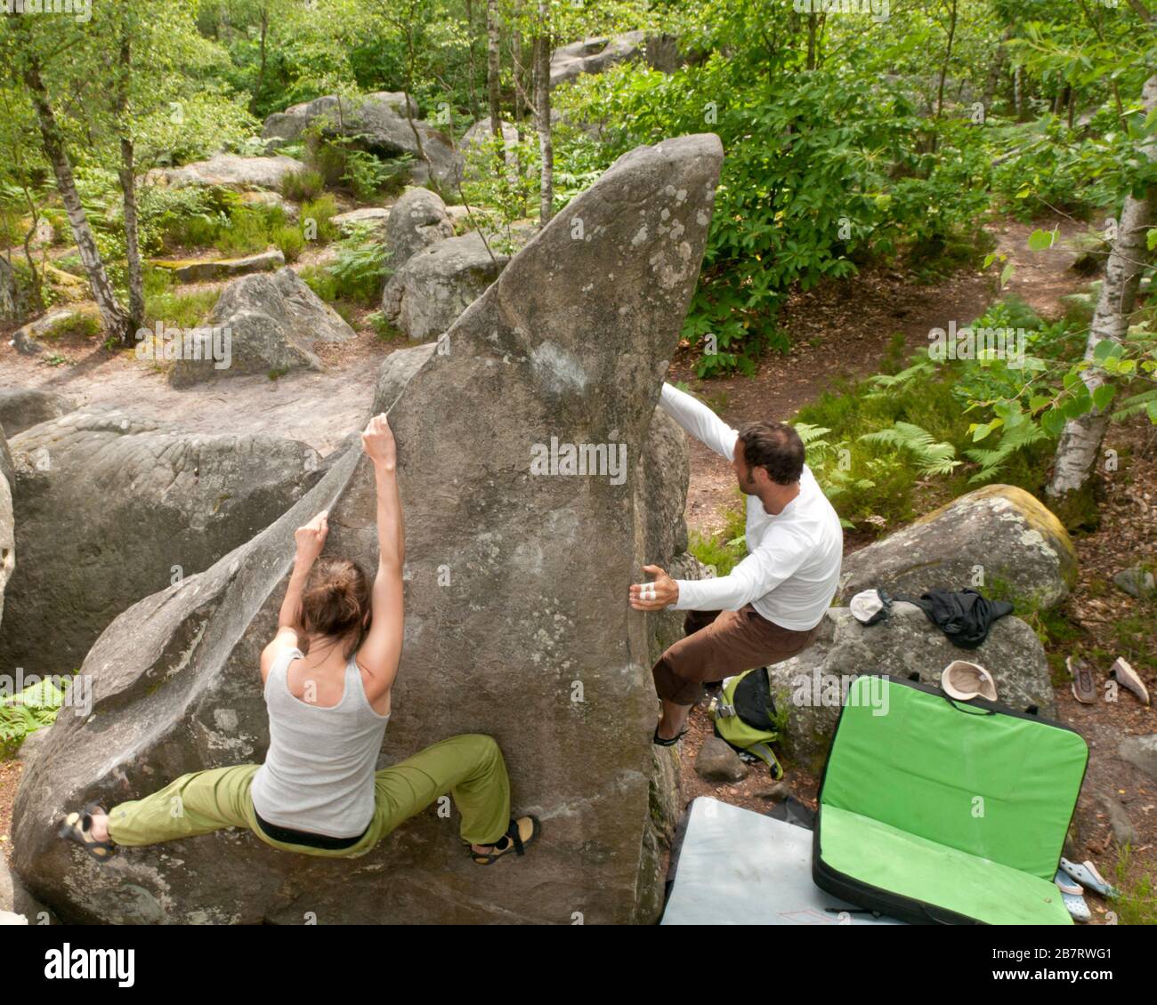 Bouldering alle rocce nelle foreste di Fontainebleau Foto Stock