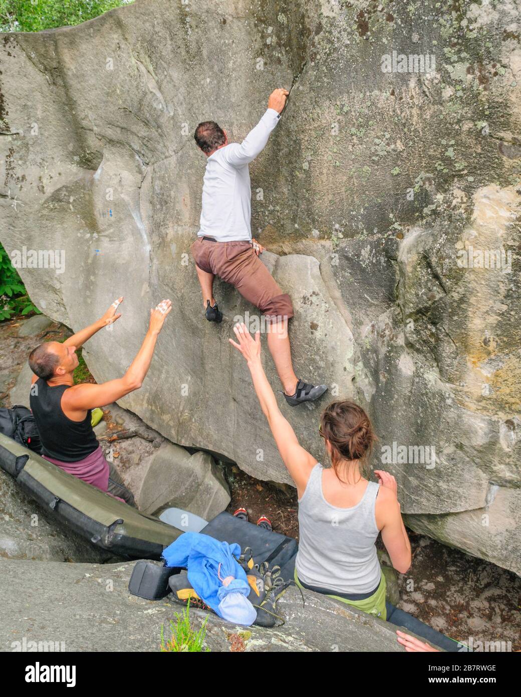 Bouldering alle rocce nelle foreste di Fontainebleau Foto Stock