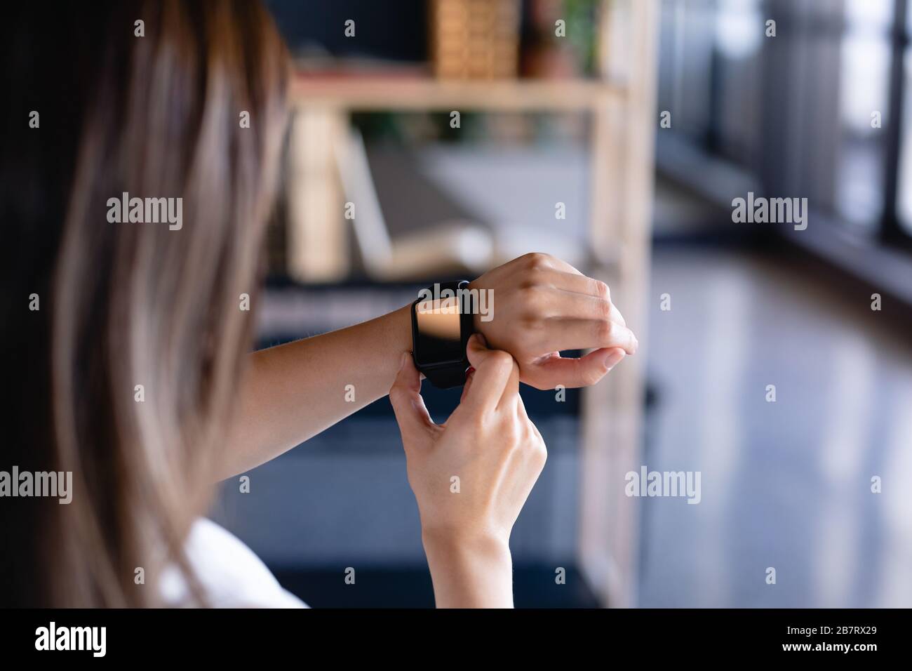 Concentrati sull'orologio digitale indossato da una donna Foto Stock