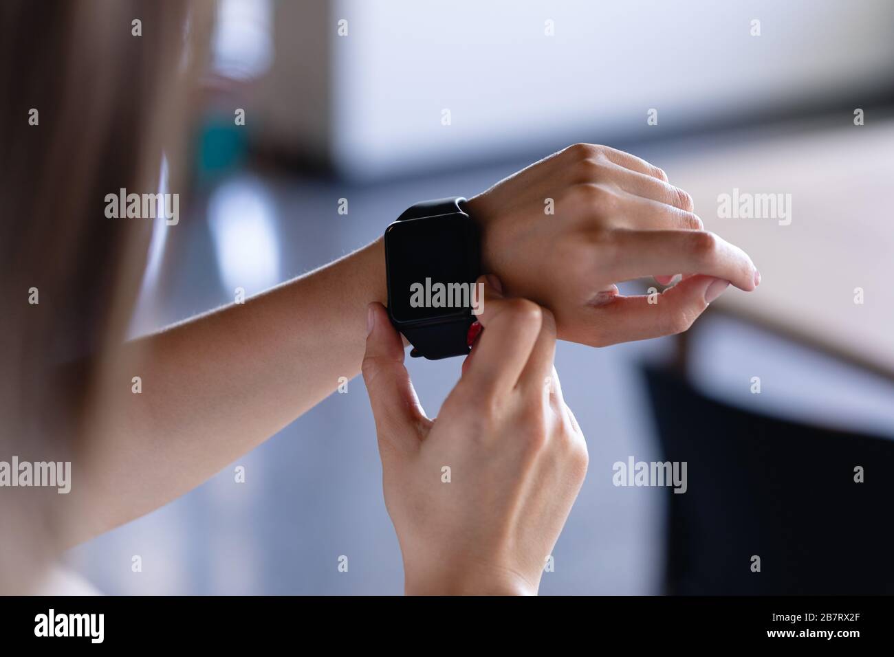 Concentrati sull'orologio digitale indossato da una donna Foto Stock