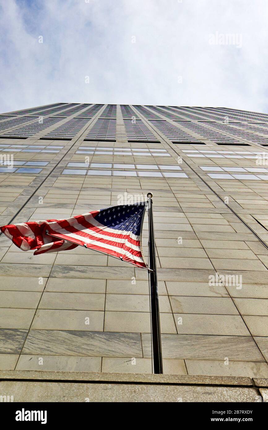 BANDIERA DEGLI STATI UNITI di fronte all'alto edificio Foto Stock