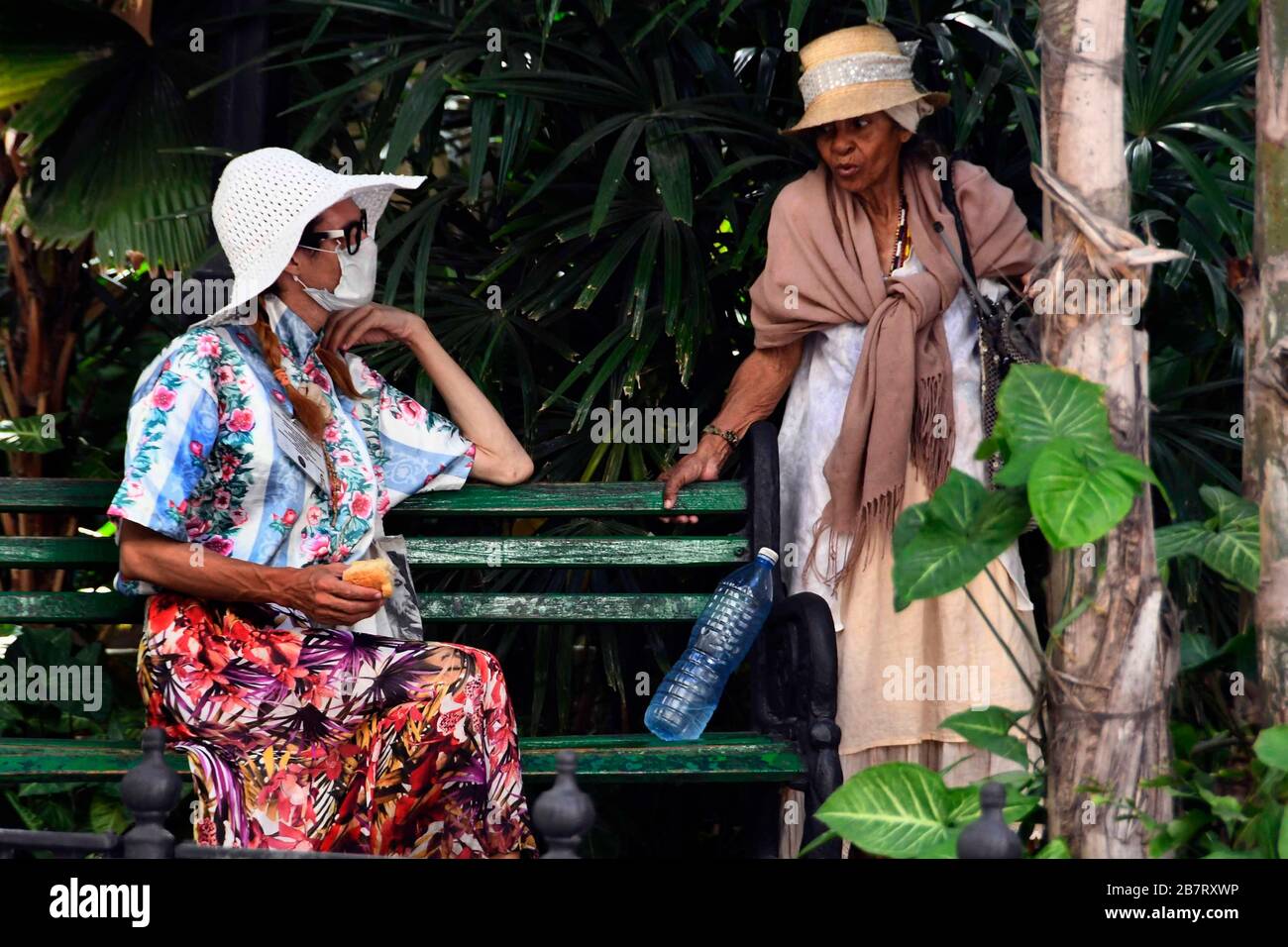 (200318) -- L'AVANA, 18 marzo 2020 (Xinhua) -- UNA donna anziana che indossa una maschera facciale parla al suo compagno in una strada a l'Avana, Cuba, 17 marzo 2020. Una nave da crociera che trasporta cinque passeggeri britannici che hanno provato positivo per il COVID-19 ha raggiunto le acque territoriali cubane, Jose Antonio Fernandez, vice capo delle comunicazioni al Ministero degli Affari Esteri, ha detto martedì. I passeggeri interessati devono essere ritrasportati nel loro paese su quattro voli charter operati da British Airlines. Cuba ha accettato una richiesta del governo britannico di consentire alla nave da crociera MS Braemar di imbarcarsi sul Foto Stock