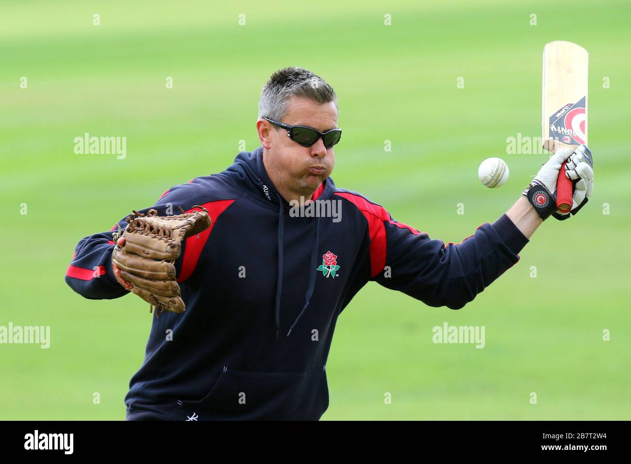 Lancashire Lightning Head Coach Ashley Giles guarda avanti prima dell'inizio del gioco Foto Stock