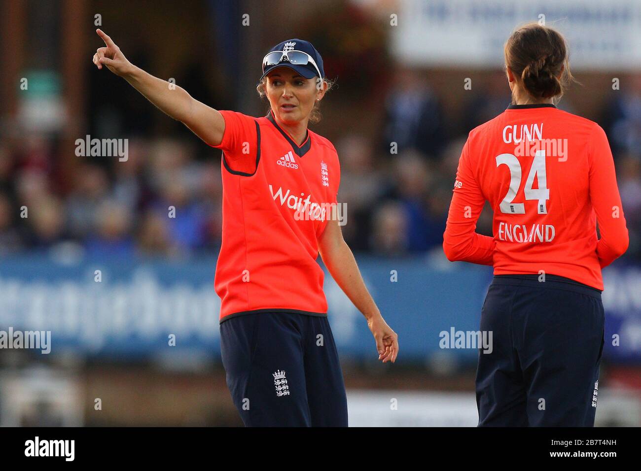 Lo skipper inglese Charlotte Edwards impartite istruzioni alla sua squadra Foto Stock