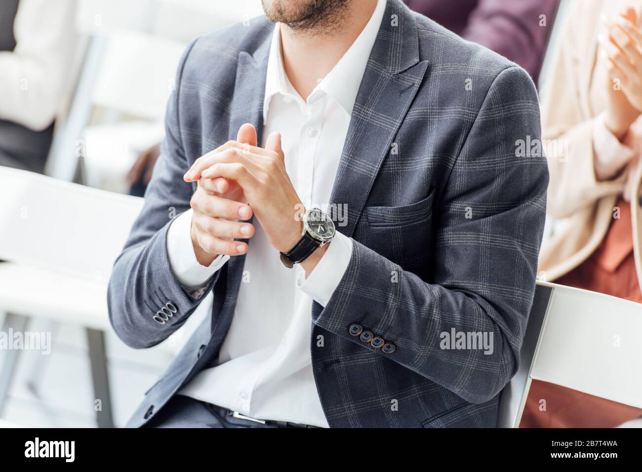 vista ritagliata di uomo d'affari in abbigliamento formale applapping durante la conferenza Foto Stock