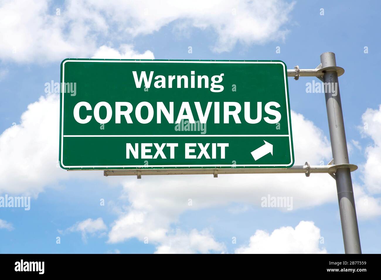 Cartello verde di avvertimento di Coronavirus alla prossima uscita. Foto Stock
