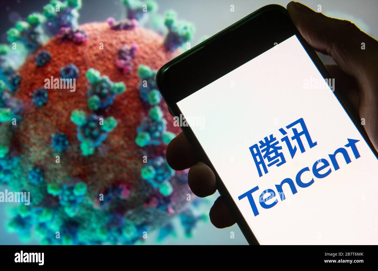 Cina. 18 Marzo 2020. In questa illustrazione della foto il logo Tencent del conglomerato multinazionale cinese di investimento visualizzato su uno smartphone con un modello di computer del coronavirus COVID-19 sullo sfondo. Credit: SOPA Images Limited/Alamy Live News Foto Stock