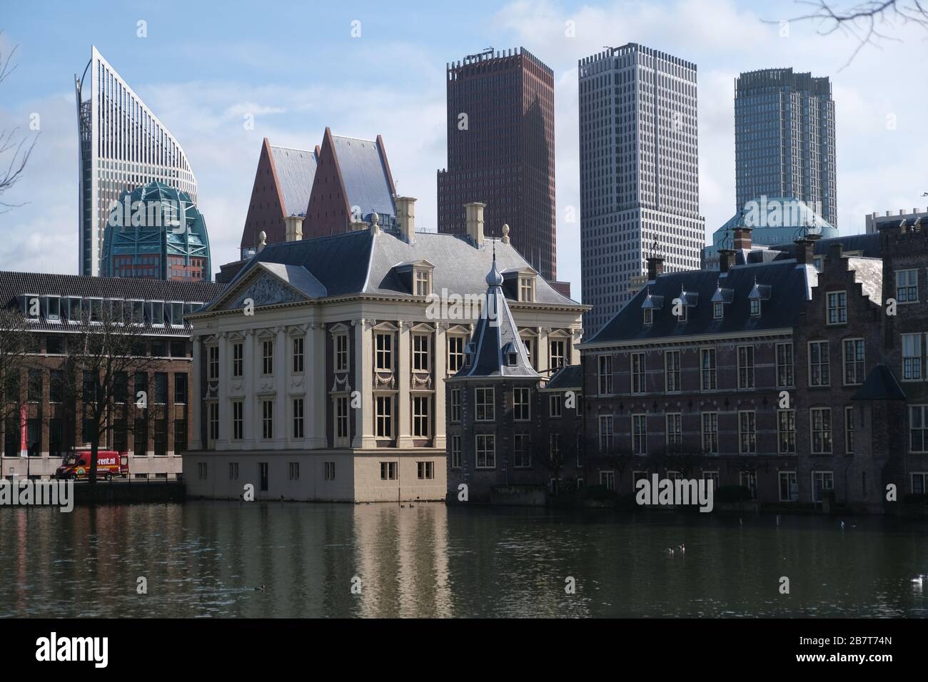 L'ufficio ufficiale del primo ministro olandese Mark Rutte, Het Torentje, o la "piccola torre", è visto accanto al museo Mauritshuis, il 16 marzo 2020 all'Aia, in Olanda. Credit: Yuriko Nakao/AFLO/Alamy Live News Foto Stock