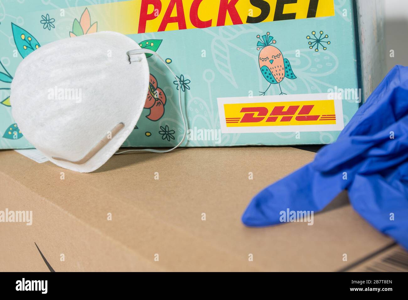 Bamberg, Deutschland. 17 Marzo 2020. Bamberg, Germania 17 marzo 2020: Immagini simboliche - Coronavirus - 03/17/2020 Coronavirus/Corona/Virus/Post/Paket/DHL/Krisis/still/Wirtschafts crisi, | utilizzo nel mondo credito: dpa/Alamy Live News Foto Stock