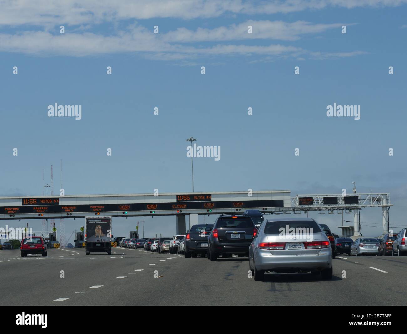 San Francisco, California-Luglio 2018: I veicoli passano attraverso i caselli per il Golden Gate Bridge di San Francisco. Foto Stock