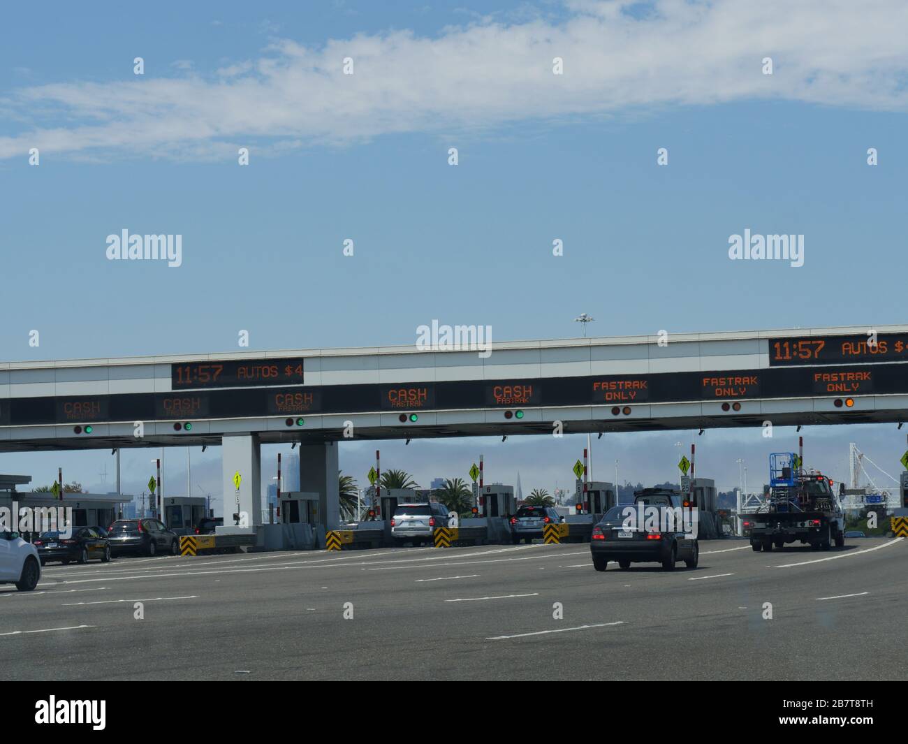 San Francisco, California-2018 luglio: Ampio shot di auto in fila al casello per il Golden Gate Bridge di San Francisco. Foto Stock