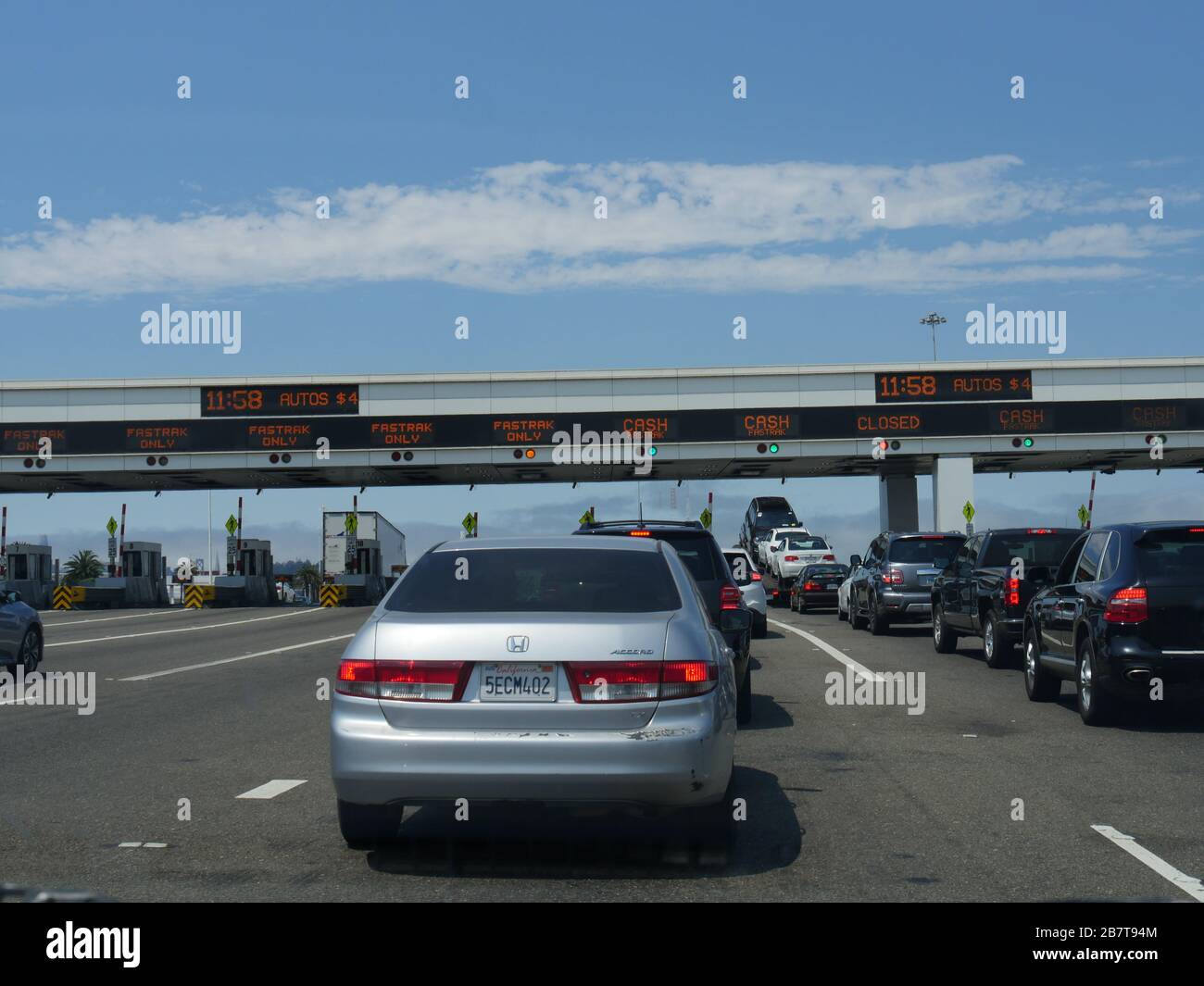 San Francisco, California-luglio 2018: Primo piano delle auto in fila ai caselli per il Golden Gate Bridge di San Francisco. Foto Stock