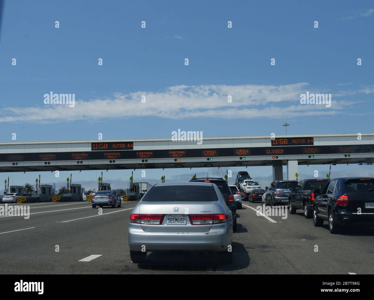 San Francisco, California-Luglio 2018: Le auto si allineano ai caselli per il Golden Gate Bridge di San Francisco. Foto Stock