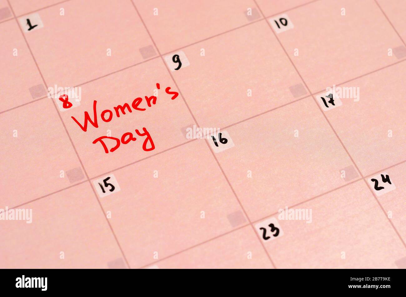 Iscrizione Happy Women's Day nel calendario rosa 2 Foto Stock