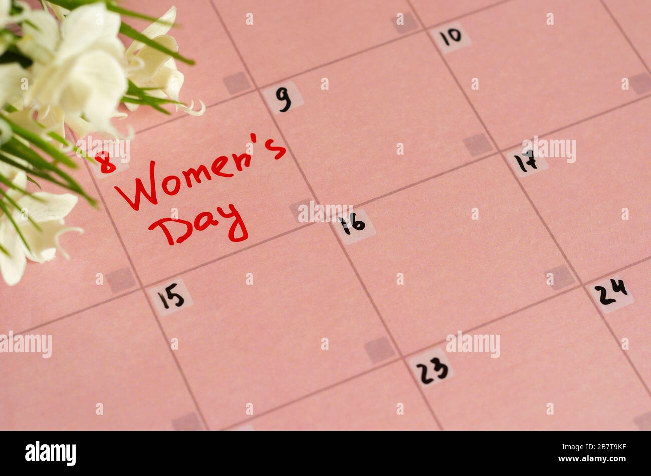 Iscrizione Happy Women's Day nel calendario rosa 3 Foto Stock