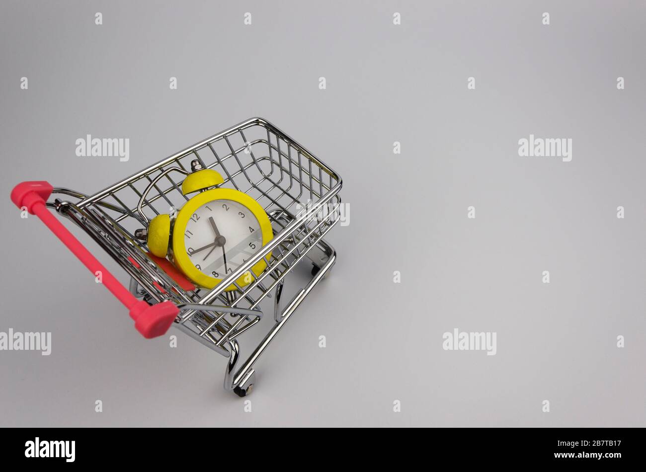 Sveglia gialla in un carrello Foto Stock