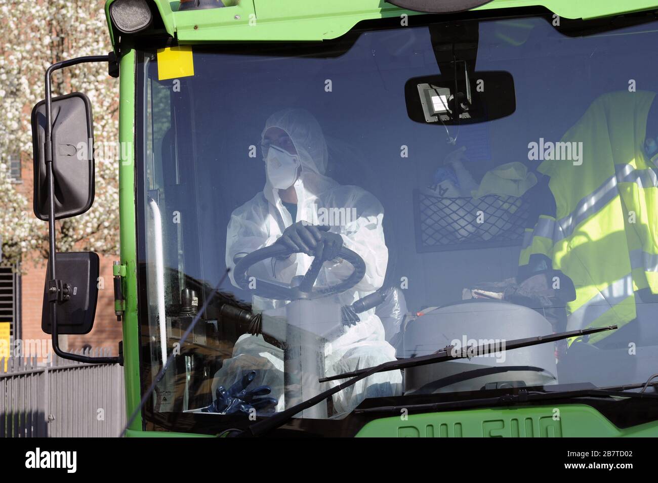 - epidemia di virus Covid-19 in Italia, intervento straordinario di sanitizzazione con liquido disinfettante sulle strade della città di Milano - Epidemia di virus Covid-19 in Italia, interventista stadio di sanificazione con liquido disinfettante delle strade di Milano Foto Stock