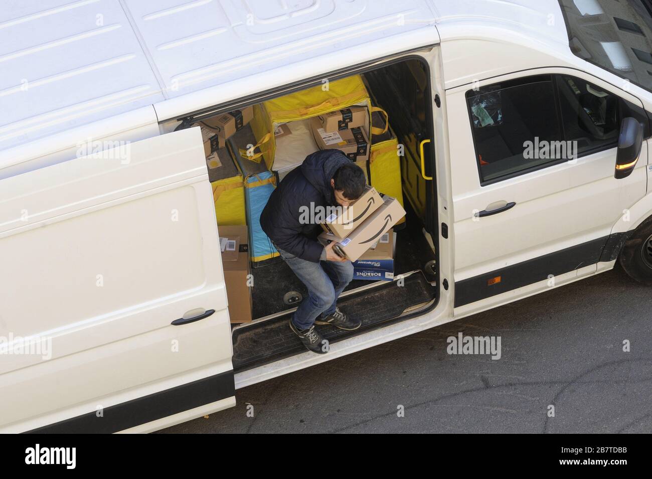 Milano (Italia), corriere espresso per la consegna dei pacchi Amazon Foto  stock - Alamy