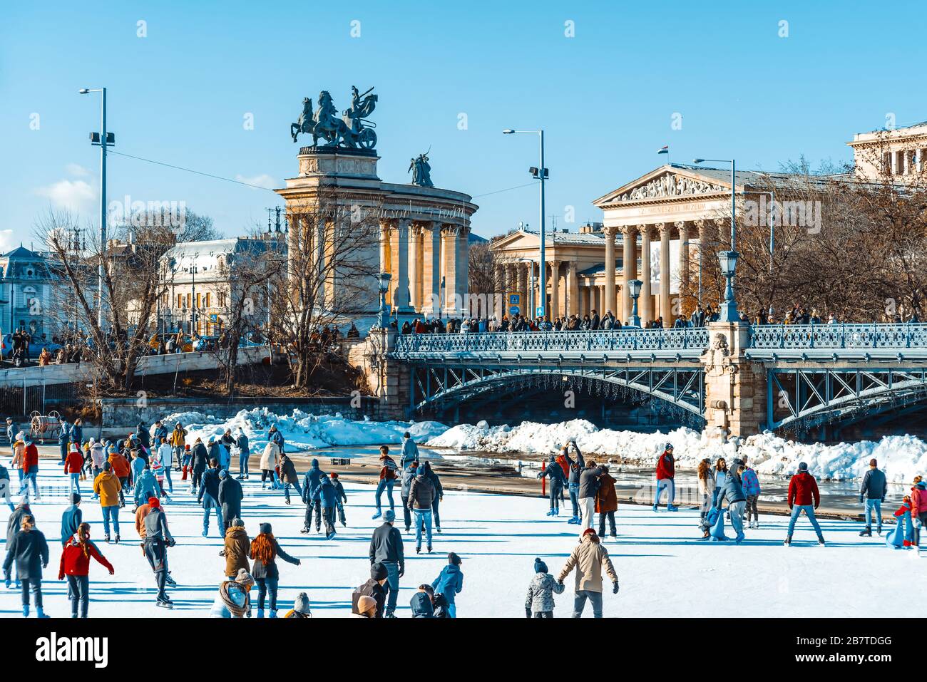 BUDAPEST, UNGHERIA - 29 dicembre 2018: Pattinaggio sul ghiaccio nel parco cittadino di Varosliget a Budapest Foto Stock