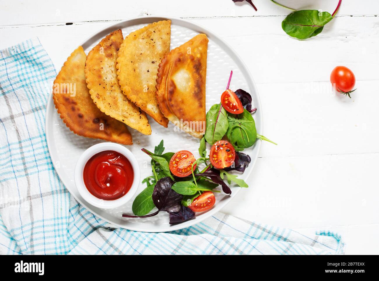 Usbeco cucina orientale Tatar, cheburek con carne e formaggio suluguni. Piatto tradizionale turco, Tatars Crimea. Vista dall'alto Foto Stock