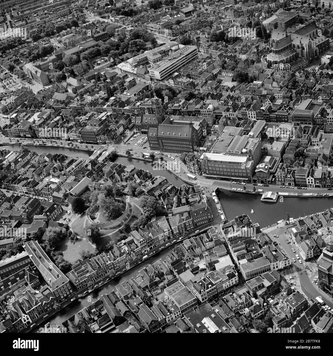 Leiden, Olanda, 30 - 1975 maggio: Foto aerea storica in bianco e nero del centro di Leiden, Olanda Foto Stock