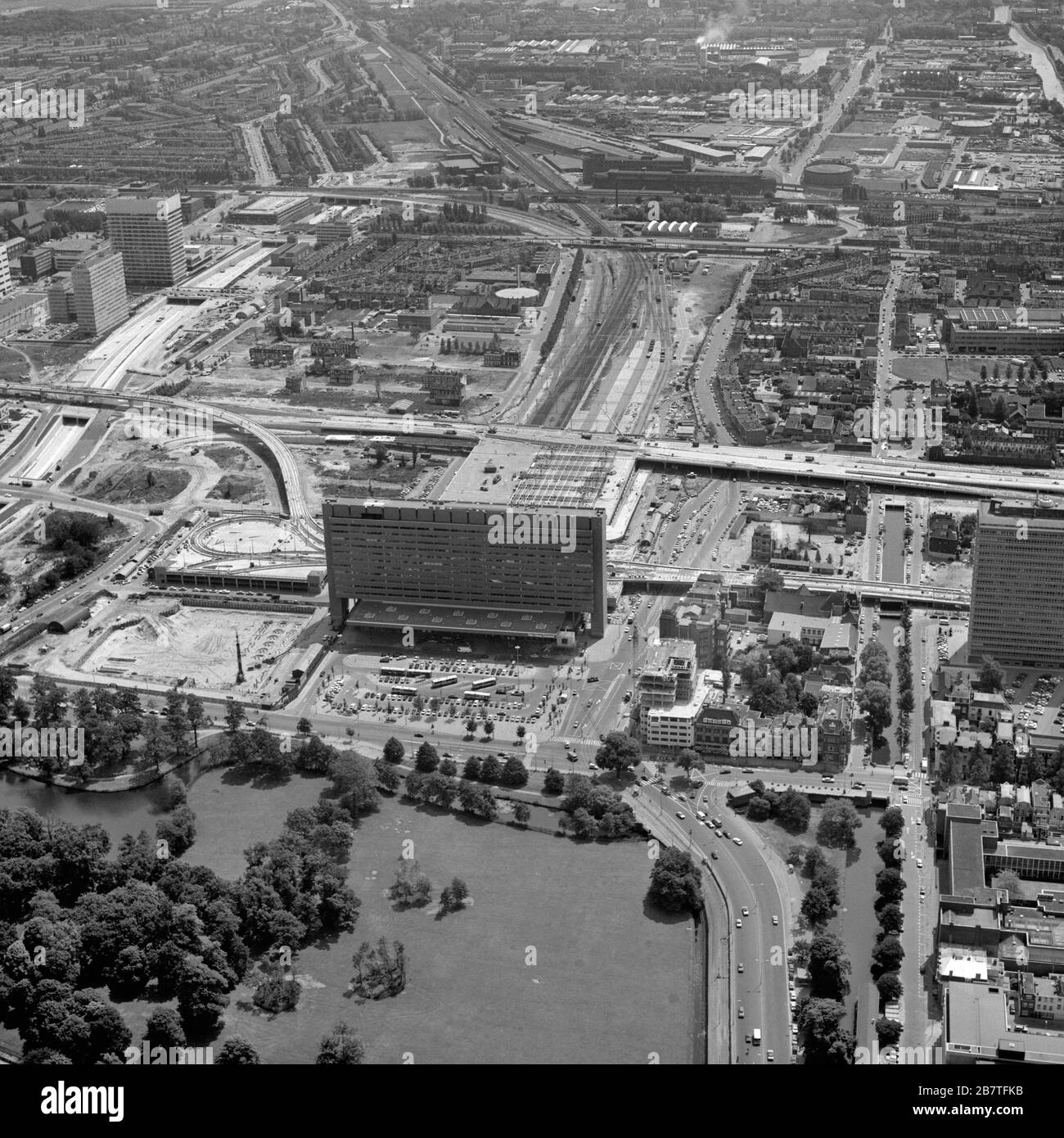 L'Aia, Olanda, 20 giugno - 1975: Foto aerea storica in bianco e nero della nuova stazione ferroviaria centrale costruita a l'Aia, Olanda Foto Stock