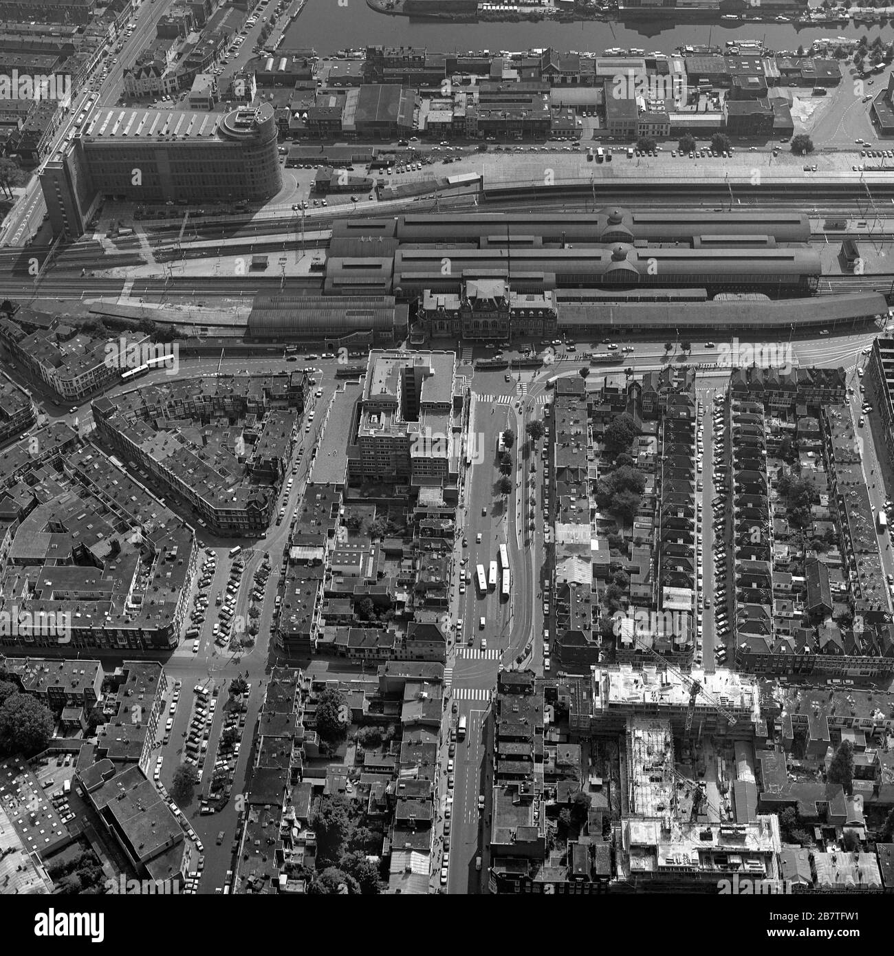 L'Aia, Olanda, 29 agosto - 1977: Foto aerea storica in bianco e nero della vecchia stazione ferroviaria Hollands Score e il PTT, ufficio postale bui Foto Stock