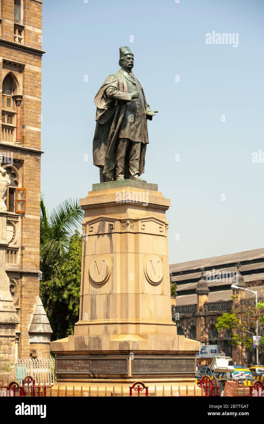 18 feb 2007 Statua di Sir. M Pherozeshah Mehta a BMC edificio ; Mumbai Bombay ; Maharashtra ; India Foto Stock