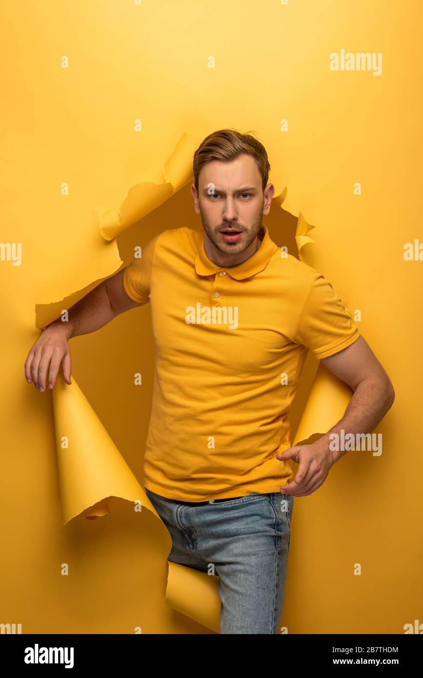 Vestito giallo uomo shop