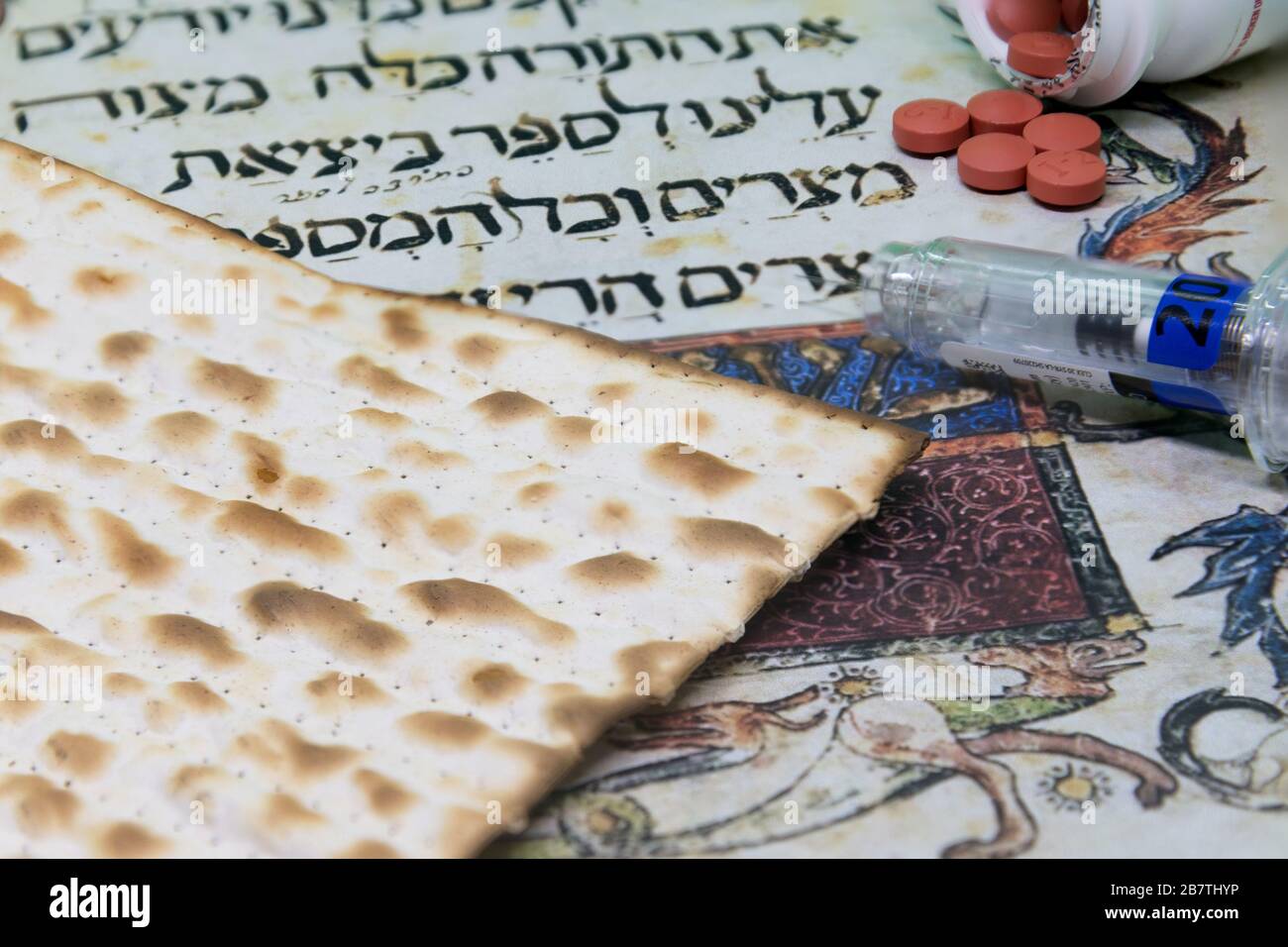 GERUSALEMME, ISRAELE / 17 MARZO 2020: Un Seder di Pasqua all'ombra della pandemia COVID-19. Matza e la medicina sul tavolo. Foto Stock