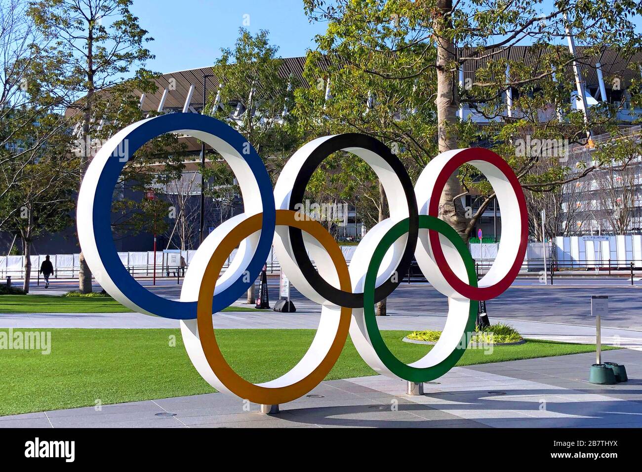 Tokyo, Giappone. 18 Marzo 2020. Anelli olimpici di fronte allo Stadio Olimpico di Tokyo. Stadio, Stadio Olimpico. Monumento Olimpico al 2020 Stadio Olimpico di Tokyo il 03/18/2020. In vista della pandemia della corona che si sta diffondendo in tutto il mondo, l'hosting dei Giochi Olimpici è a rischio. ? Sven Simon Fotoagentur GmbH & Co. Stampa Foto KG Prinzess-Luise-Str. 41 45479 M uelheim/R uhr n. tel 0208/9413250 Fax. 0208/9413260 KTO. 244 293 433 N. GLSB N. KTO.4030 025 100 N. BLZ 430 609 67 N. e-mail: svensimon@t-online.de N. www.svensimon.net. | utilizzo nel mondo credito: dpa/Alamy Live News Foto Stock Tokyo, Giappone. 18 Marzo 2020. Anelli olimpici di fronte allo Stadio Olimpico di Tokyo. Stadio, Stadio Olimpico. Monumento Olimpico al 2020 Stadio Olimpico di Tokyo il 03/18/2020. In vista della pandemia della corona che si sta diffondendo in tutto il mondo, l'hosting dei Giochi Olimpici è a rischio. ? Sven Simon Fotoagentur GmbH & Co. Stampa Foto KG Prinzess-Luise-Str. 41 45479 M uelheim/R uhr n. tel 0208/9413250 Fax. 0208/9413260 KTO. 244 293 433 N. GLSB N. KTO.4030 025 100 N. BLZ 430 609 67 N. e-mail: svensimon@t-online.de N. www.svensimon.net. | utilizzo nel mondo credito: dpa/Alamy Live News Foto Stock