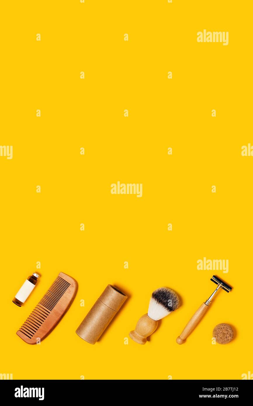 Accessori ecologici per la cura del corpo su sfondo giallo verticale. Foto Stock