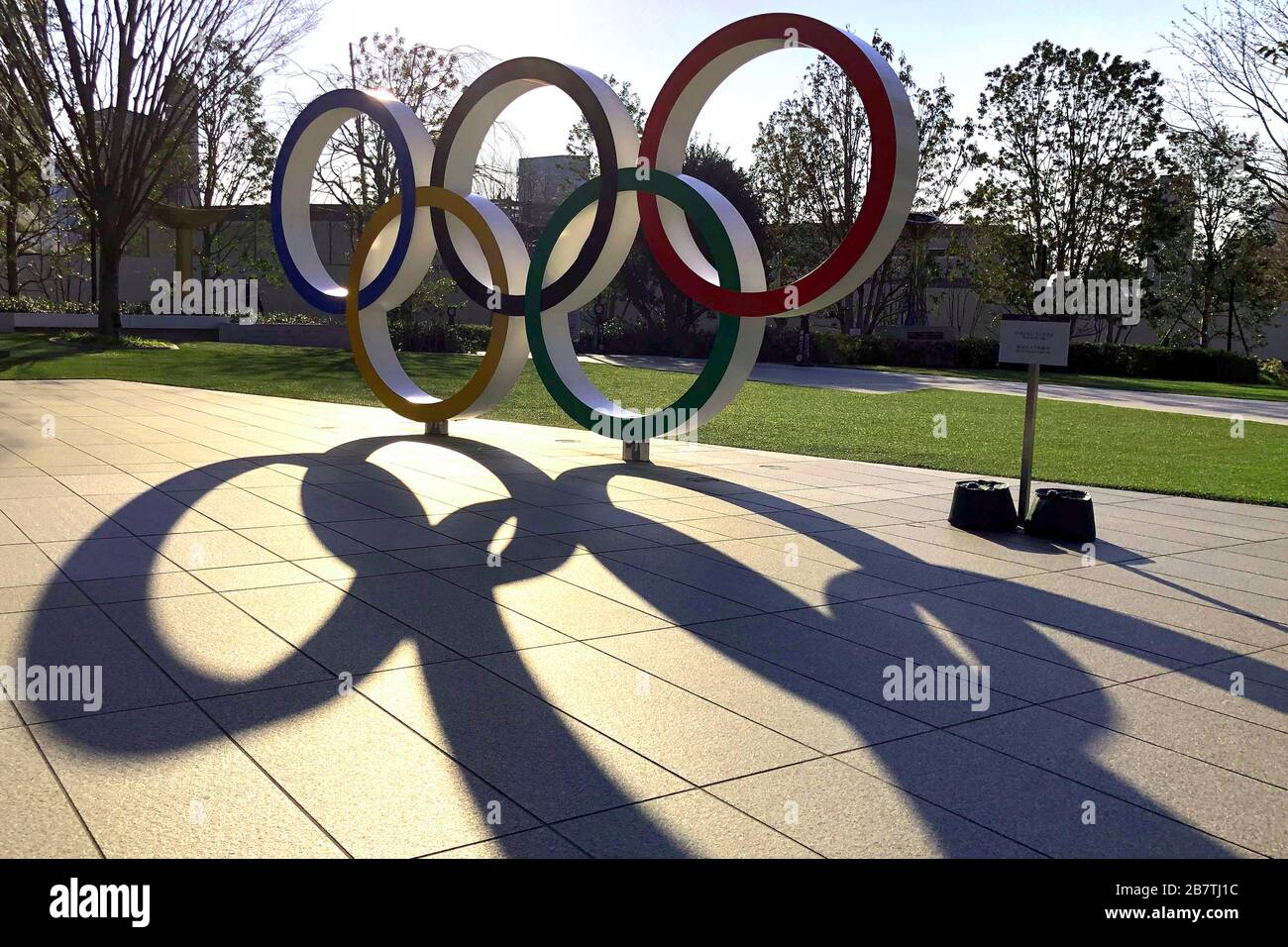 Tokyo, Giappone. 18 Marzo 2020. Anelli olimpici nelle strade di Tokyo. Monumento Olimpico al 2020 Stadio Olimpico di Tokyo il 03/18/2020. Un'ombra oscura si trova sotto gli anelli olimpici - in vista della crisi della corona che si sta diffondendo in tutto il mondo, è un segnale molto negativo per i giochi che si stanno giocando. ? Sven Simon Fotoagentur GmbH & Co. Stampa Foto KG Prinzess-Luise-Str. 41 45479 M uelheim/R uhr n. tel 0208/9413250 Fax. 0208/9413260 KTO. 244 293 433 N. GLSB N. KTO.4030 025 100 N. BLZ 430 609 67 N. e-mail: svensimon@t-online.de N. www.svensimon.net. | utilizzo nel mondo credito: dpa/Alamy Live News Foto Stock Tokyo, Giappone. 18 Marzo 2020. Anelli olimpici nelle strade di Tokyo. Monumento Olimpico al 2020 Stadio Olimpico di Tokyo il 03/18/2020. Un'ombra oscura si trova sotto gli anelli olimpici - in vista della crisi della corona che si sta diffondendo in tutto il mondo, è un segnale molto negativo per i giochi che si stanno giocando. ? Sven Simon Fotoagentur GmbH & Co. Stampa Foto KG Prinzess-Luise-Str. 41 45479 M uelheim/R uhr n. tel 0208/9413250 Fax. 0208/9413260 KTO. 244 293 433 N. GLSB N. KTO.4030 025 100 N. BLZ 430 609 67 N. e-mail: svensimon@t-online.de N. www.svensimon.net. | utilizzo nel mondo credito: dpa/Alamy Live News Foto Stock