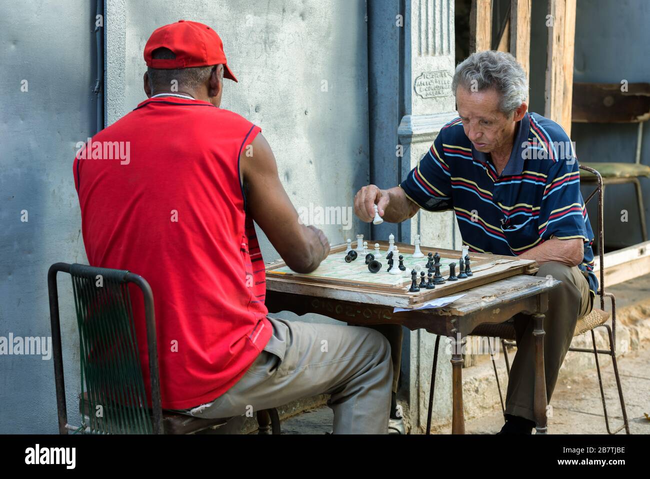 Due anziani che giocano a scacchi per strada. Popolo cubano. Havana Cuba. Foto Stock