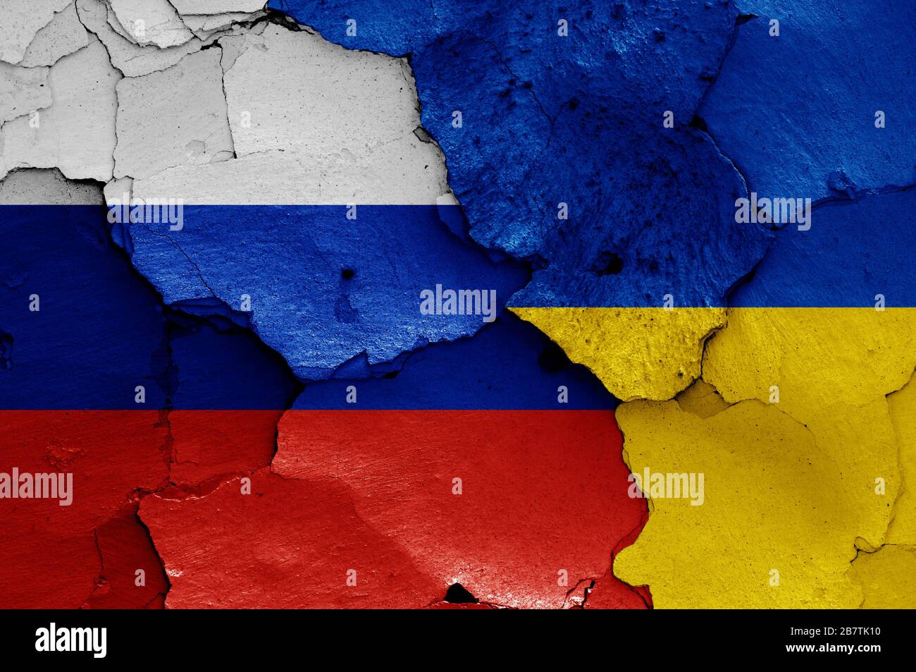 Bandiere di Russia e Ucraina dipinte su un muro cracked Foto Stock
