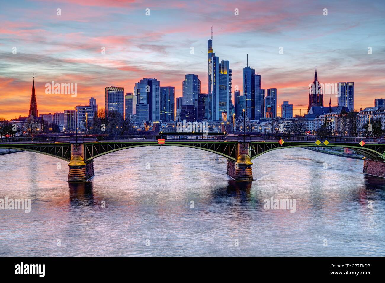 Il quartiere finanziario di Francoforte in Germania e il fiume meno dopo il tramonto Foto Stock