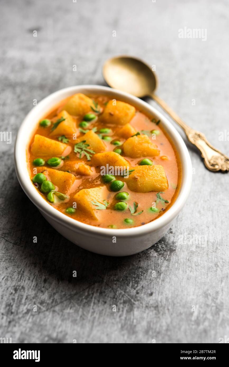 Aloo Puri o patate al curry con Poori fritti, popolare menu indiano per colazione / pranzo / cena. Foto Stock