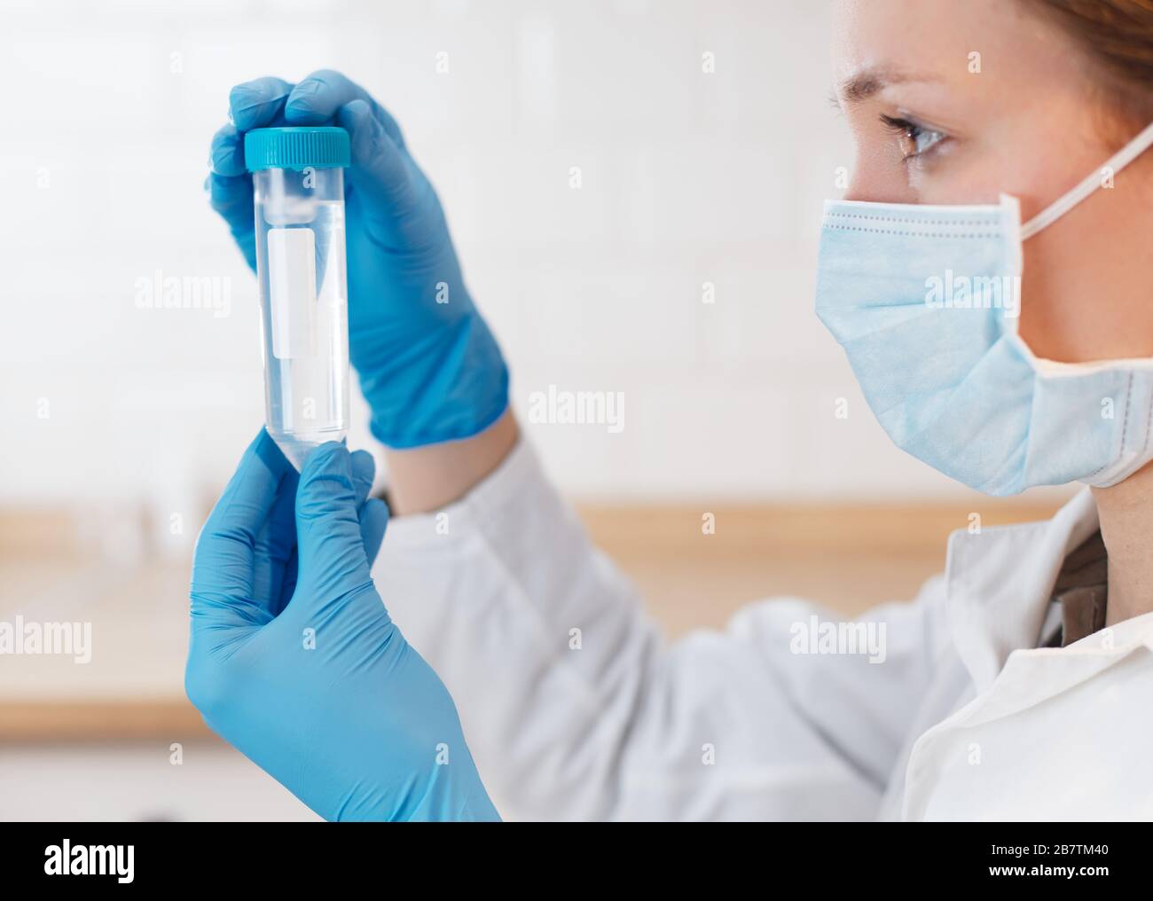 Femmina Scientist Medical Research Lab ricerca di provette in laboratorio Foto Stock