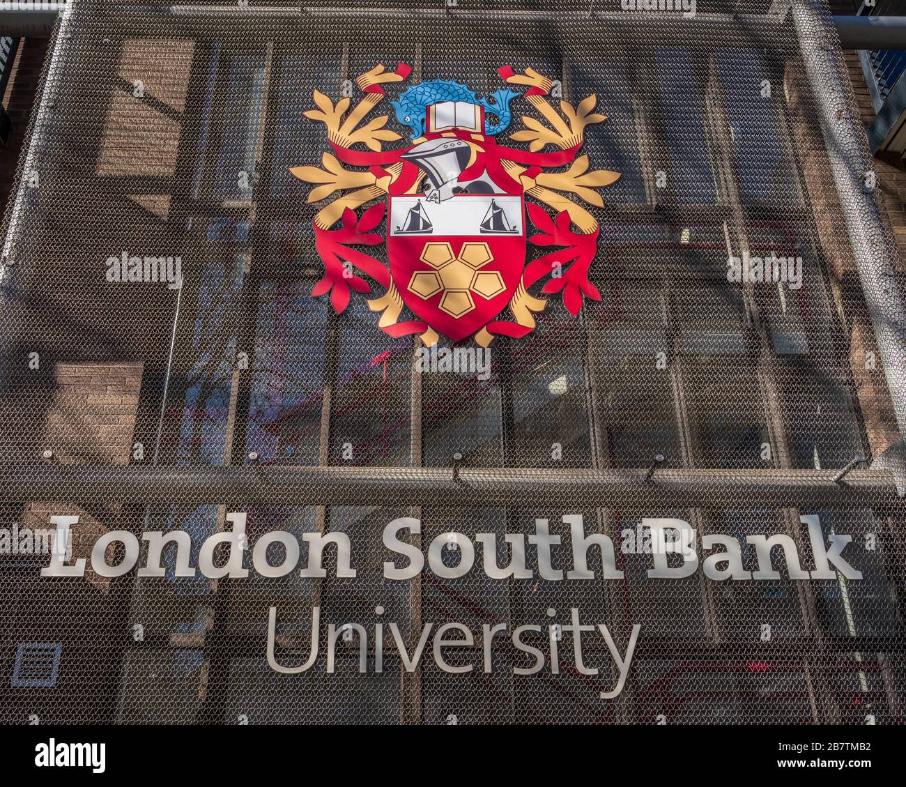 Logo o scudo della South Bank University di Londra su un edificio universitario vicino a Elephant e Castle South London. Foto Stock