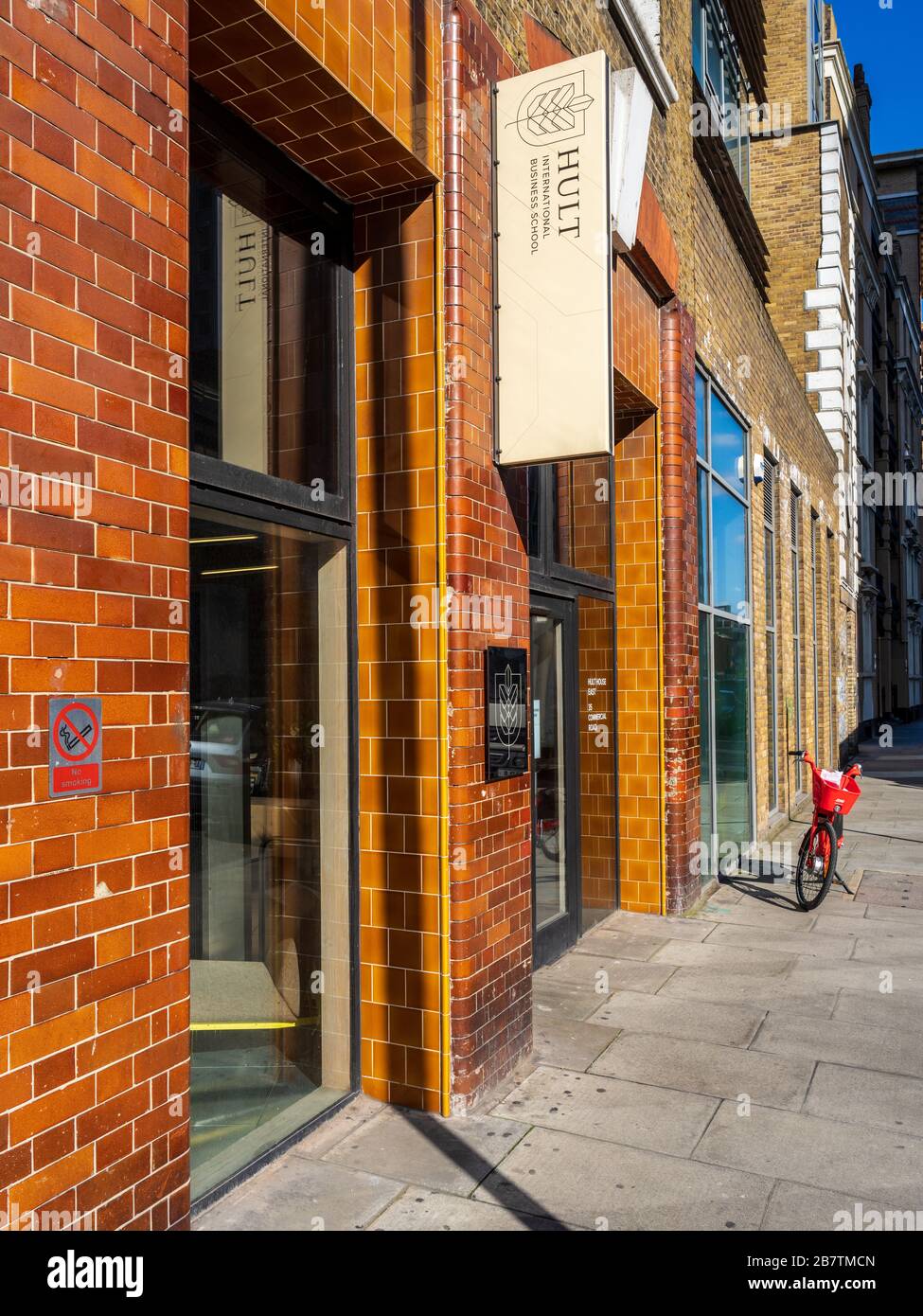 Hult International Business School in Commercial Road Whitechapel East London. Foto Stock