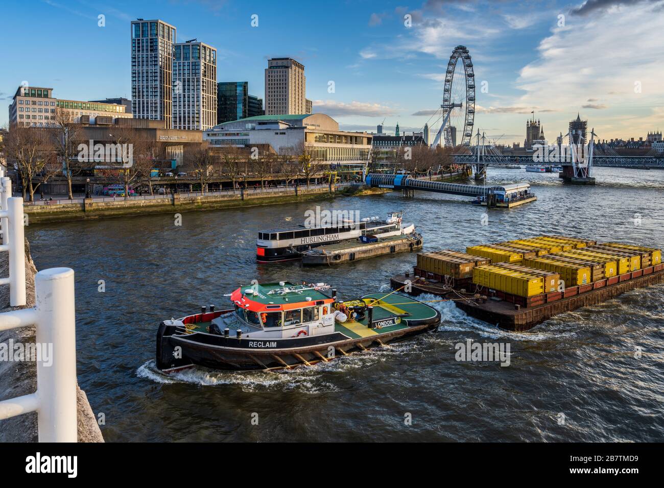 London River Traffic, le chiatte dei rifiuti attraversano il London Southbank - i contenitori dei rifiuti vengono prelevati dal centro di Londra tramite chiatta per essere trattati nel fiume inferiore. Foto Stock