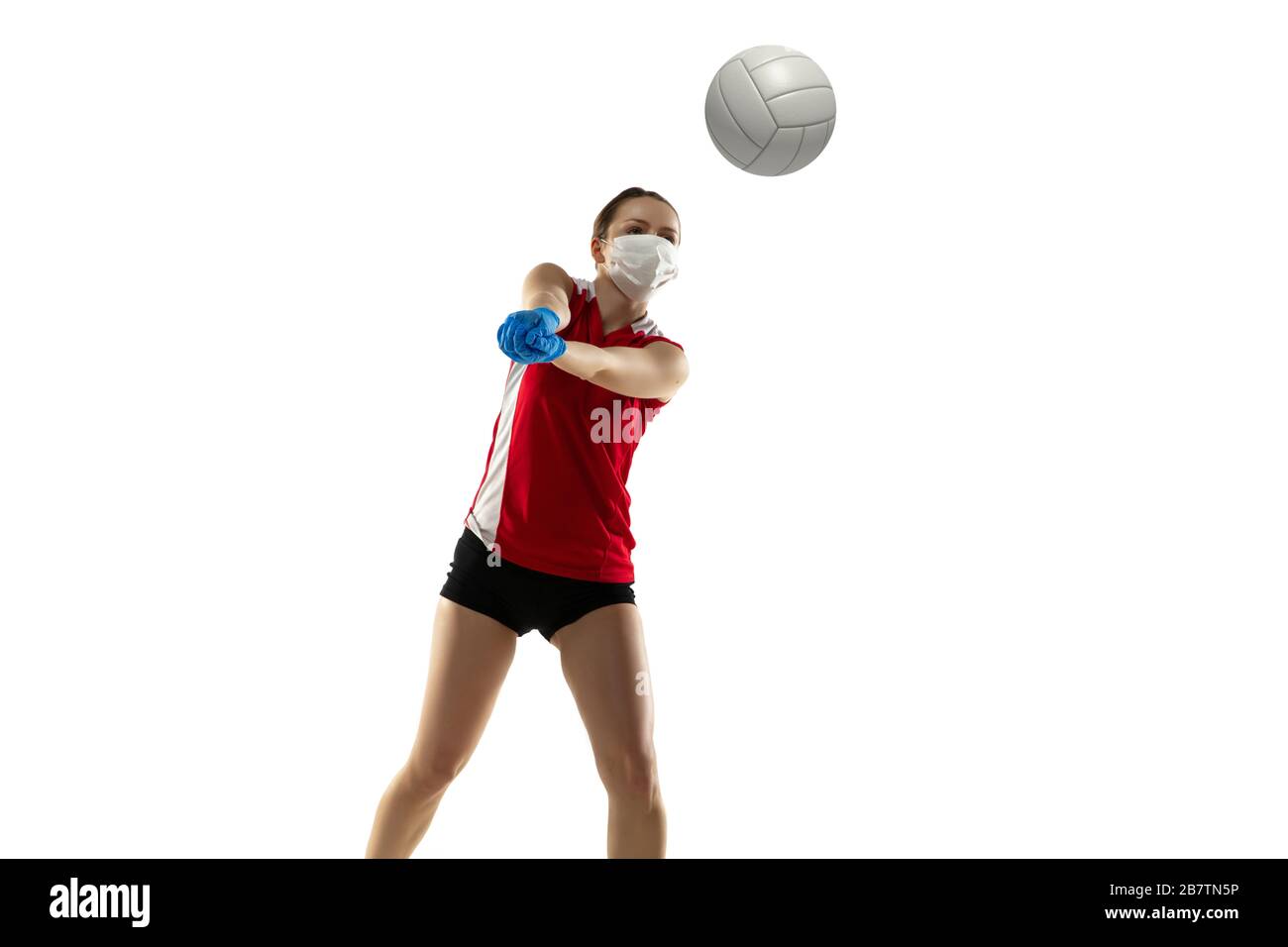 Vinci la disperazione. Giocatore di pallavolo in maschera protettiva e guanti. Prevenzione contro la polmonite. Ancora attivo durante la quarantena. Trattamento con coronavirus cinese. Concetto di salute, medicina, sport. Foto Stock