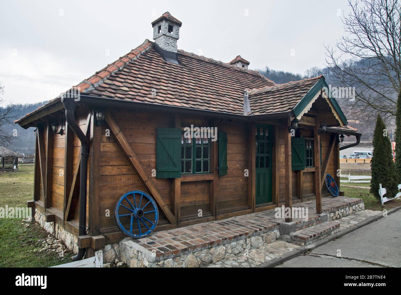 Banja Koviljaca, Sunny River, Serbia, gennaio 26,2019. Bella casa di legno ethno ristrutturata in inverno aspettando le giornate di sole. Foto Stock