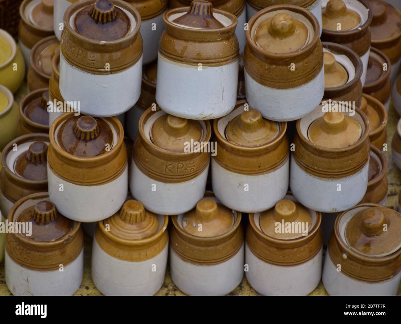 Barattoli o contenitori tradizionali in ceramica Foto Stock