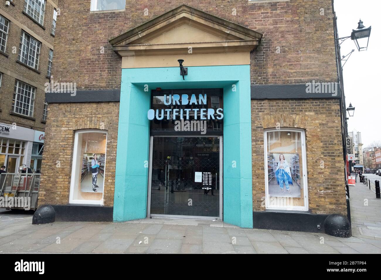 (200318) -- LONDRA, 18 marzo 2020 (Xinhua) -- UN negozio di Urban Outfitters è chiuso a Londra, Gran Bretagna il 17 marzo 2020. Fino a 1,950 persone hanno testato positivo per il COVID-19 in Gran Bretagna a partire da martedì mattina, secondo l'ultima cifra del Dipartimento di Sanità e cura sociale. A seguito di un'intensa revisione, il governo britannico ha intensificato le misure per combattere il COVID-19. Il primo ministro britannico Boris Johnson ha invitato le persone a smettere di contattare gli altri in modo non essenziale e a fermare tutti i viaggi inutili. (Foto di Ray Tang/Xinhua) Foto Stock