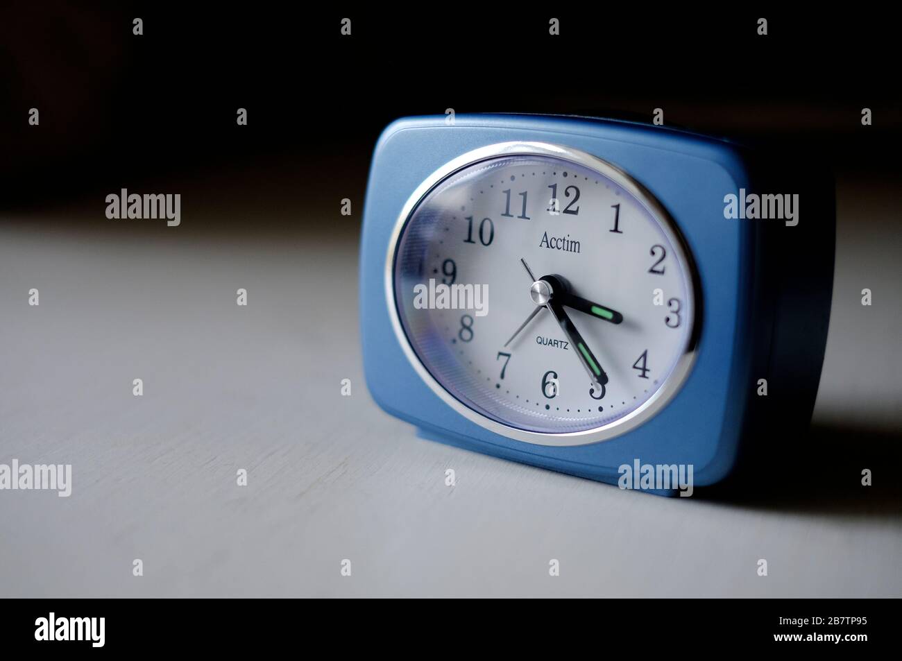 sveglia al quarzo stile retrò sul piano del tavolo Foto Stock