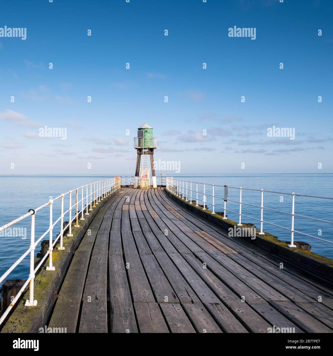Whitby Pier, costa nord dello Yorkshire, Inghilterra, Regno Unito Foto Stock