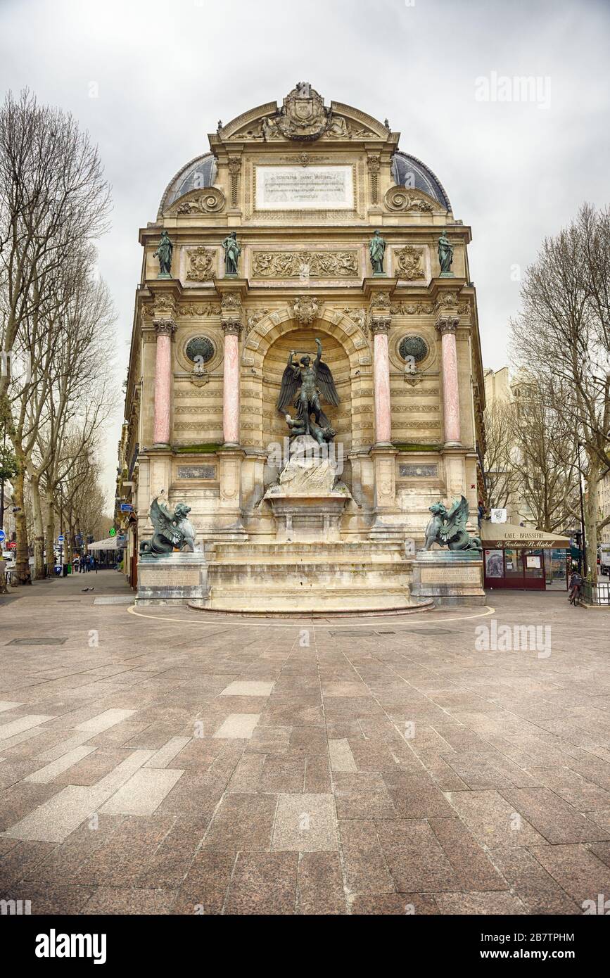 Parigi - 17 marzo 2020: Chiuso imprese e strada deserta di fronte alla fontana di Saint Michel, zona turistica del quartiere Latino, di solito affollata. Foto Stock