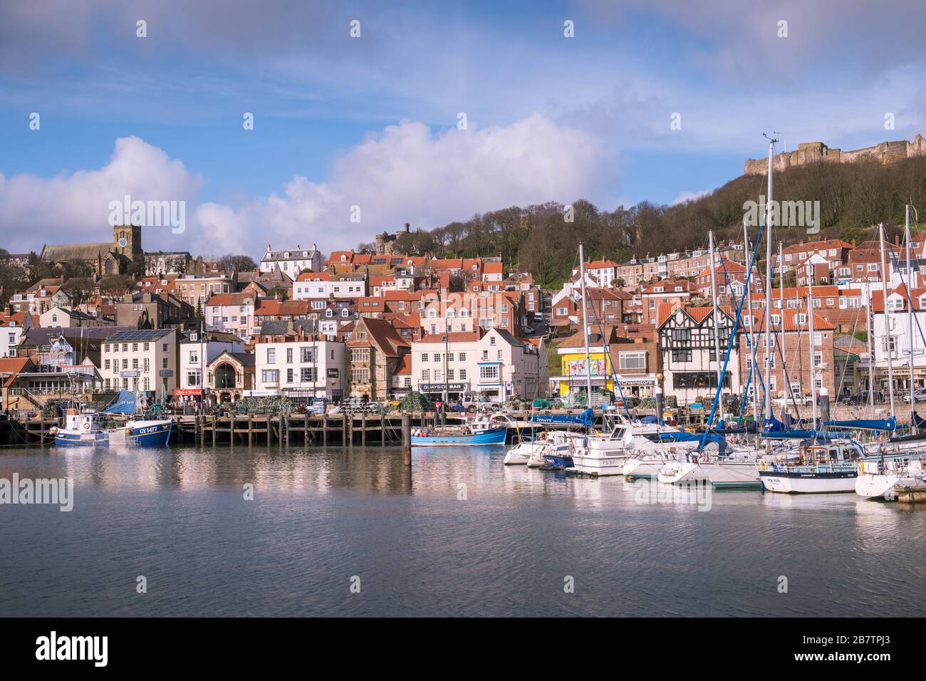 Porto di Scarborough, una tradizionale cittadina balneare sulla costa settentrionale dello Yorkshire, Inghilterra, Regno Unito Foto Stock